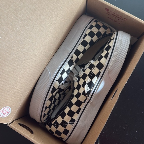 VANS Checkered Authentic Style - Picture 2 of 3
